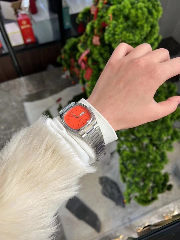 オメガ時計角部分ディテール